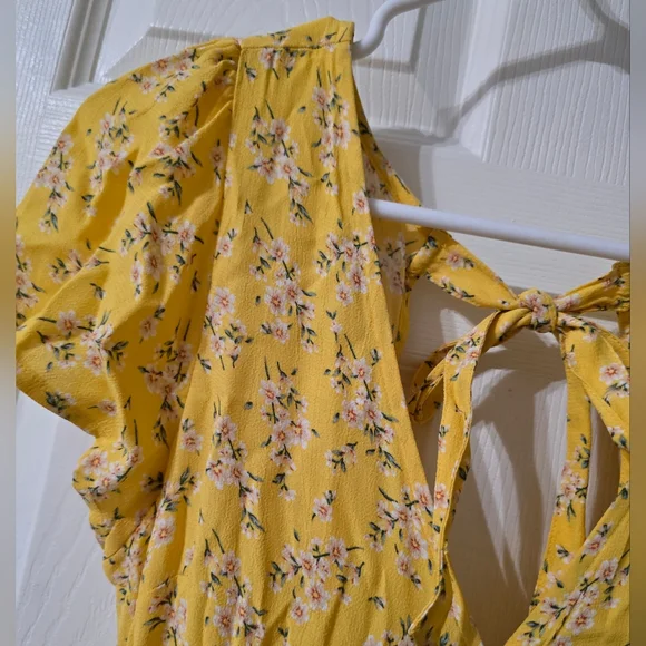 American Eagle Wrap Front Open Back Romper, Yellow Floral Print, Tie Waist, EUC! - Picture 5 of 15